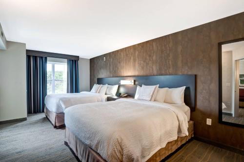 Postel nebo postele na pokoji v ubytování Residence Inn by Marriott Hamilton