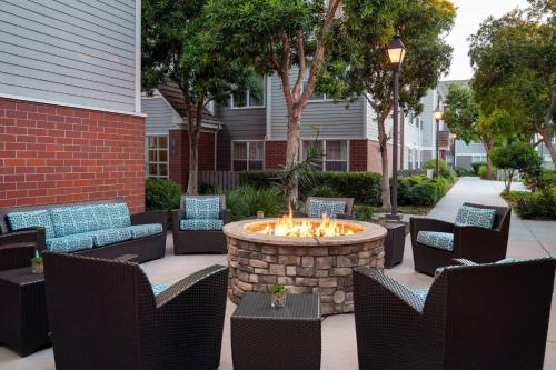 Χώρος καθιστικού στο Residence Inn Milpitas Silicon Valley