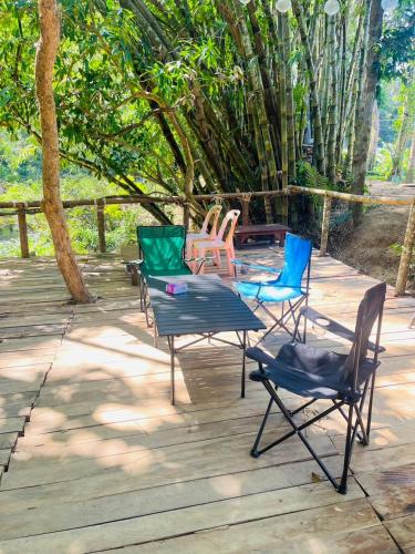 En have udenfor Khaosok Mysterious Restaurant and Camp ร้านลึกลับริมคลอง