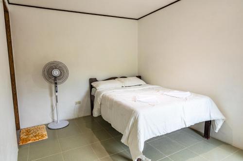 Ένα ή περισσότερα κρεβάτια σε δωμάτιο στο 2 BR Home With Spacious Kitchen Near the Beach