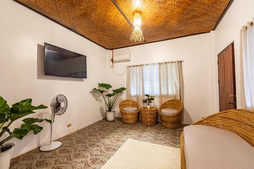 Μια τηλεόραση ή/και κέντρο ψυχαγωγίας στο 2 BR Home With Spacious Kitchen Near the Beach