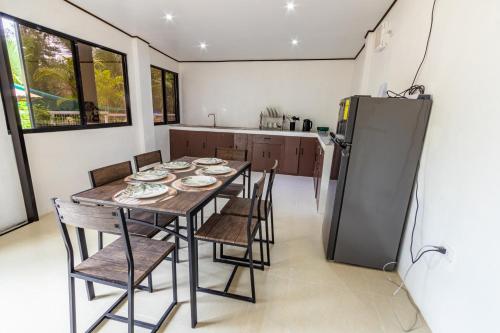Η κουζίνα ή μικρή κουζίνα στο 2 BR Home With Spacious Kitchen Near the Beach