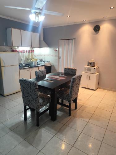 a kitchen with a table and chairs in a room at Alojamiento temporario Bordon in San Salvador