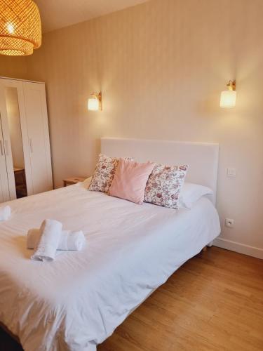 Postel nebo postele na pokoji v ubytování Domaine de Vizols-Gite 4 etoiles Piscine 15p