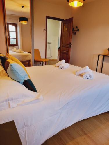 Postel nebo postele na pokoji v ubytování Domaine de Vizols-Gite 4 etoiles Piscine 15p