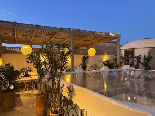 Bazén v ubytování Riad Dollar Des Sables & Spa nebo v jeho okolí
