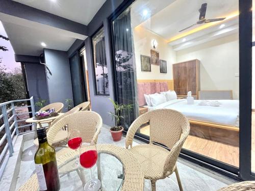 Ένα ή περισσότερα κρεβάτια σε δωμάτιο στο 2BHK Hilltop Retreat With Pool by Kasauli Vista