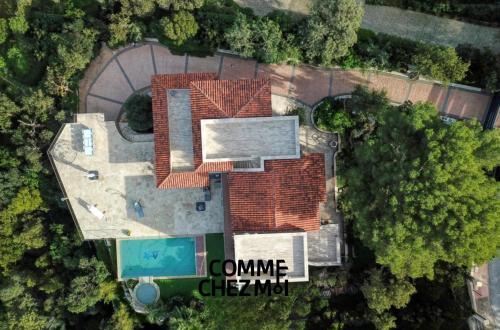 une vue aérienne d'une maison avec piscine dans l'établissement Villa luxueuse pour 10 personnes à Cavalaire-sur-Mer avec piscine et jacuzzi à 30 minutes de St TROPEZ, à Cavalaire-sur-Mer