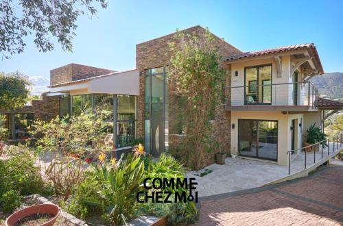 une image d'une maison avec un jardin dans l'établissement Villa luxueuse pour 10 personnes à Cavalaire-sur-Mer avec piscine et jacuzzi à 30 minutes de St TROPEZ, à Cavalaire-sur-Mer