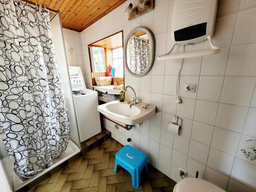 une petite salle de bain avec un lavabo et des toilettes dans l'établissement Charmante maison de vacances, à Saint-Jean-de-Monts
