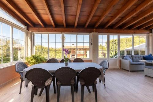 a dining room with a table and chairs at Mallorca Casa Mar Blava in Llucmajor