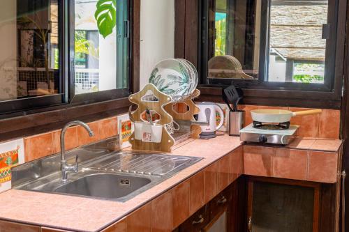 Η κουζίνα ή μικρή κουζίνα στο 1 BR Bungalow Near The Beach