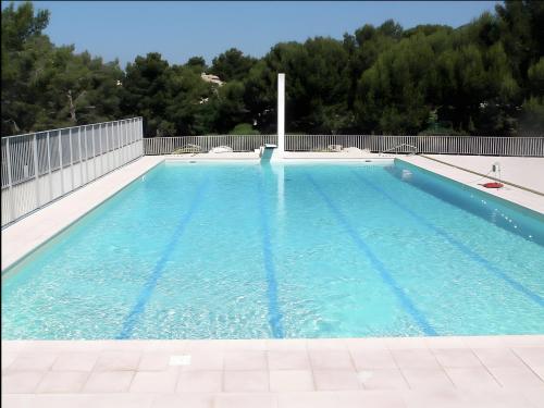 une grande piscine avec de l'eau bleue dans l'établissement Villa Les Aloes, à Saint-Cyr-sur-Mer