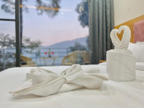 Ένα ή περισσότερα κρεβάτια σε δωμάτιο στο 2BHK Hilltop Retreat With Pool by Kasauli Vista