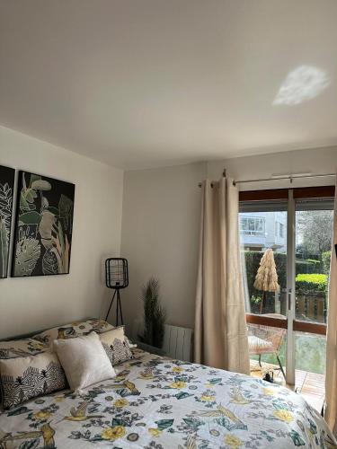 une chambre avec un lit et une fenêtre dans l'établissement Premium & Cosy Studio - Paris à 20 mins - Châteaux de Versailles à 8 mins, à Le Chesnay