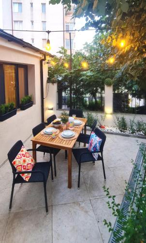 a wooden table with two chairs and a tableasteryasteryasteryasteryasteryasteryastery at Morava 1 Asparuhovo Beach Holiday House in Varna City