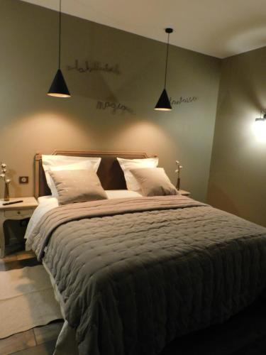 une chambre avec un grand lit avec deux oreillers dans l'établissement La Longère de Chillac campagne chic jacuzzi, à Morizès