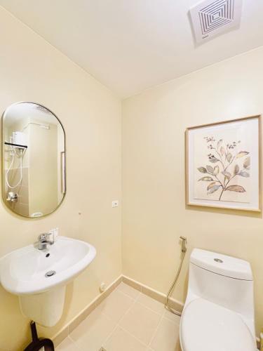 un bagno con un water bianco e un lavandino di B3 Chic Sunset Studio Escape a Città di Iloilo