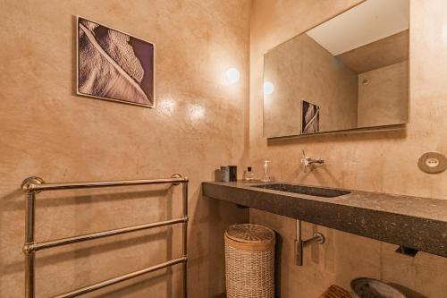 une salle de bain avec un lavabo et un miroir dans l'établissement Villa MARE- Pieds dans l'eau, 3 chambres, vue mer, à Pietrosella