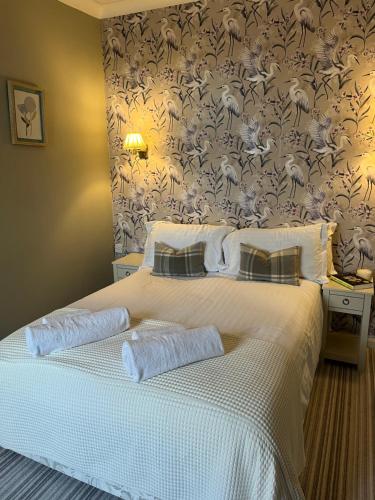 una camera da letto con un letto grande con due cuscini di The Ardingly Inn a Ardingly