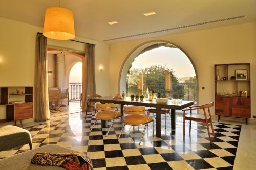 une salle à manger avec une table et des chaises dans l'établissement VILLA DOLCE VITA- 6 chambres, pieds dans l'eau, vue mer, piscine,, à Ajaccio