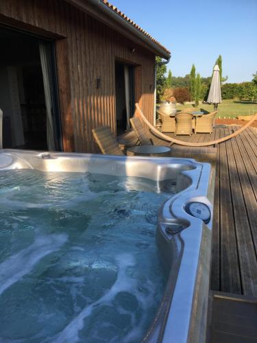 La Longère de Chillac campagne chic jacuzzi