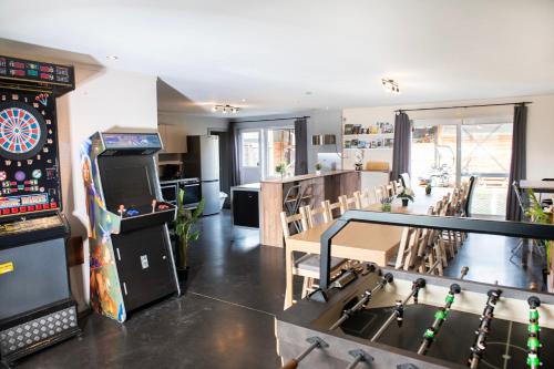 a room with a table and a dart board at DE SMISHOEVE met kinderpret, dieren en wellness in Heers