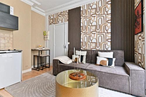 un salon avec un canapé et une table dans l'établissement Beautiful bright apartment in Paris, à Paris