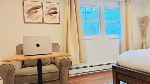 The Mod Pad! 15 min from Airport, Free Parking!にあるシーティングエリア