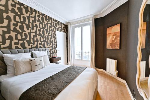 - une chambre avec un grand lit escamotable dans l'établissement Beautiful bright apartment in Paris, à Paris