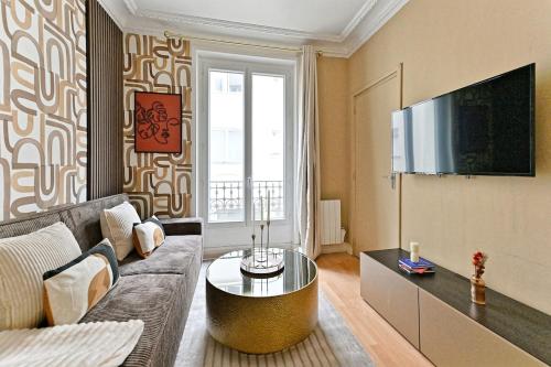 Beautiful bright apartment in Paris
