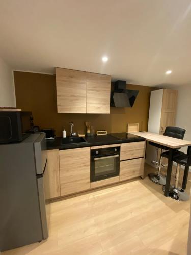 une cuisine avec un réfrigérateur et une table à l'intérieur dans l'établissement New! Le Corberon in Hypercentre avec Parking, à Colmar