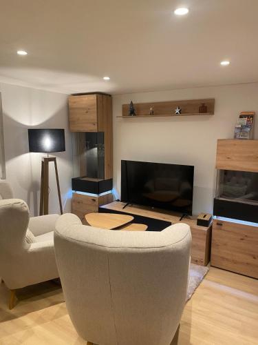 - un salon avec un canapé et une télévision dans l'établissement New! Le Corberon in Hypercentre avec Parking, à Colmar