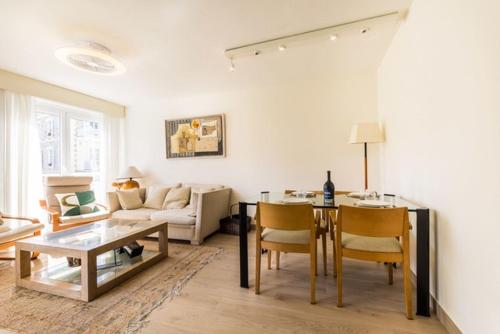 un salon avec une table et un canapé dans l'établissement SABLE - Proximité Grande Plage, à Biarritz