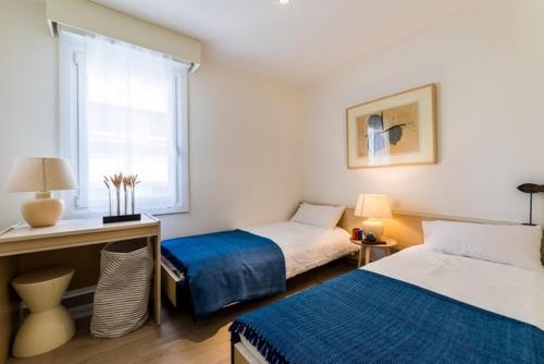 une chambre avec deux lits et une fenêtre dans l'établissement SABLE - Proximité Grande Plage, à Biarritz