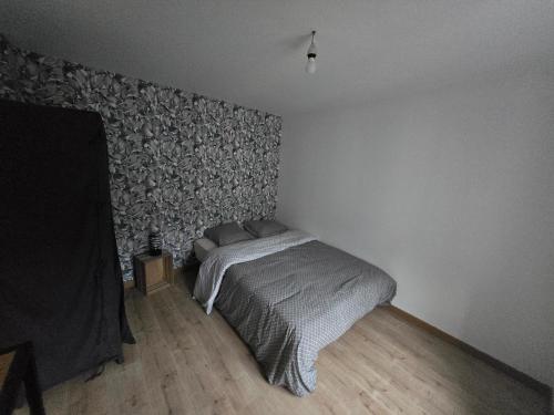 - une chambre avec un lit dans l'angle dans l'établissement Appartement plein centre d'epinal, à Épinal