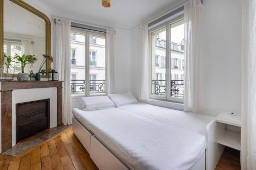 Cosy Apartment with 270 degrees view on Paris streets