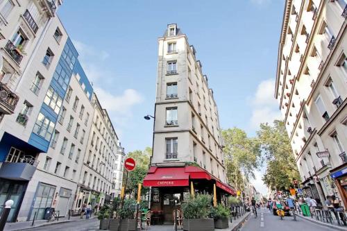 Cosy Apartment with 270 degrees view on Paris streets