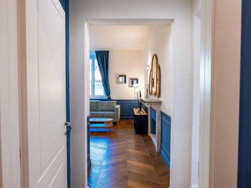 Four Season's Luxury D'Art Apartment