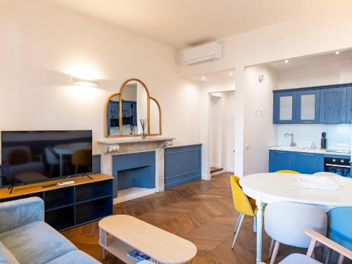 Four Season's Luxury D'Art Apartment