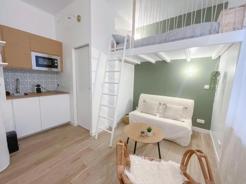 - un salon avec des lits superposés et une table dans l'établissement Cocon Urbain Refait À Neuf - Climatisation, à Toulouse