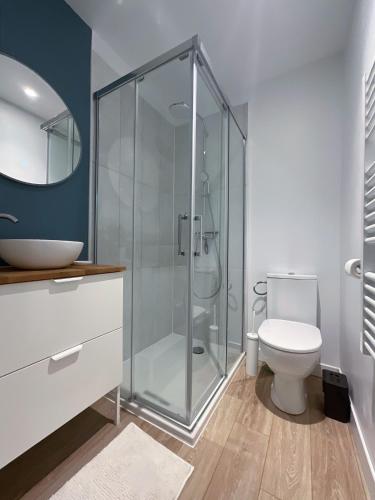 une salle de bain avec une douche en verre et des toilettes dans l'établissement Cocon Urbain Refait À Neuf - Climatisation, à Toulouse