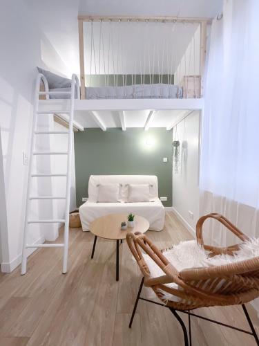 - une chambre avec des lits superposés, une table et des chaises dans l'établissement Cocon Urbain Refait À Neuf - Climatisation, à Toulouse