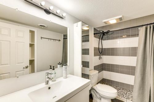 Un baño con lavabo, inodoro y espejo. en Community Pool Scottsdale Condo 2 Mi to ASU, en Scottsdale