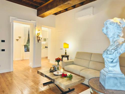 Area soggiorno di Trevi Fountain Elegant Apartment