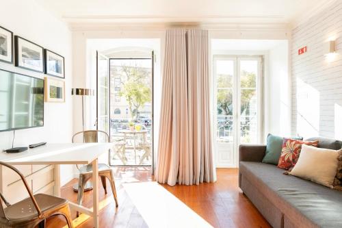 Lisbon charming balcony flat with air conditioner!