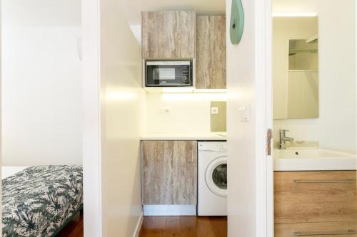 Lisbon charming balcony flat with air conditioner!