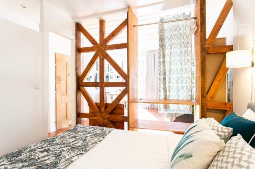 Lisbon charming balcony flat with air conditioner!