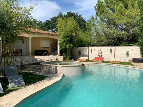 une piscine dans l'arrière-cour d'une maison dans l'établissement La villa Bouddha Bamboo, à Saint-Drézéry