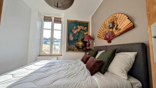une chambre avec un grand lit et une fenêtre dans l'établissement Joli appartement centre ville de Vannes, à Vannes